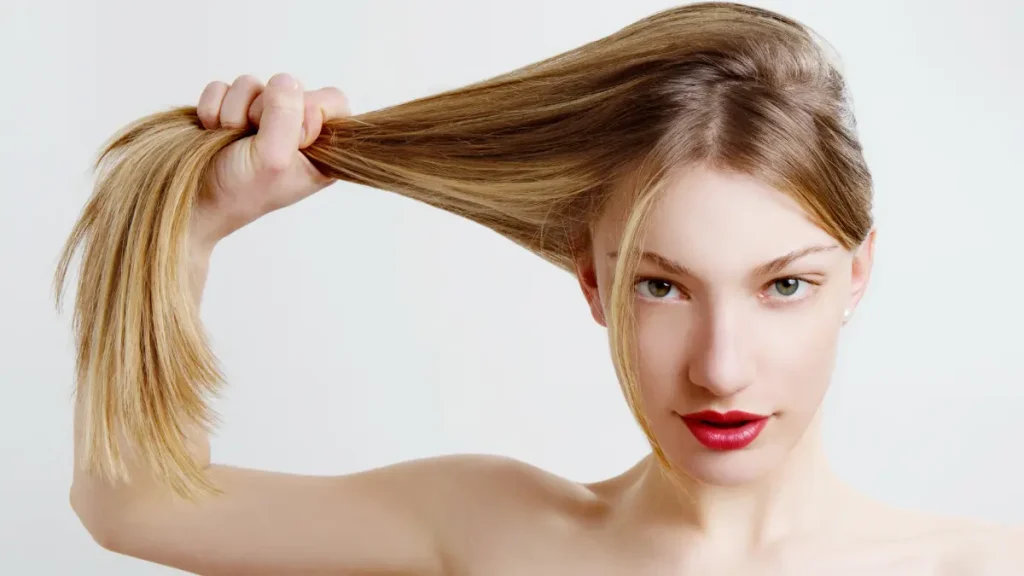 capelli forti lunghi e lisci ragazza bionda