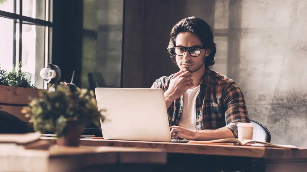 ragazzo concentrato davanti a un pc