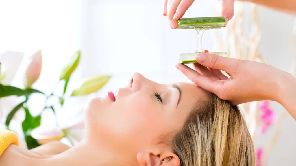 trattamento viso ragazza con aloe vera