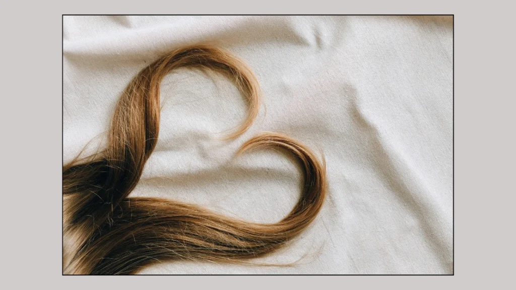 capelli lunghi e sani formano un cuore 