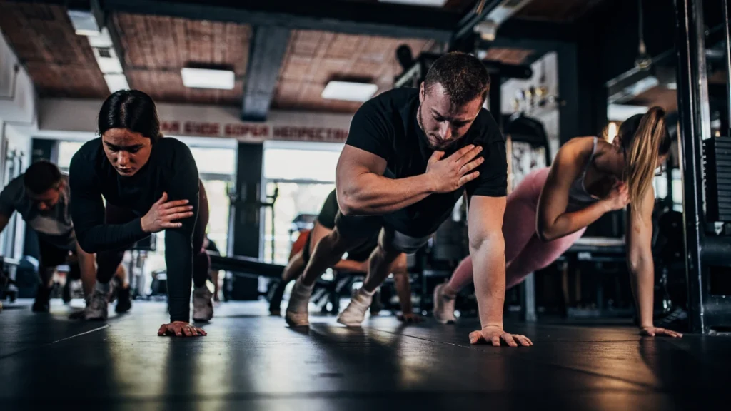 workout di gruppo plank, sudorazione e integratori per il benessere muscolare